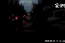 Thót tim cảnh sét đánh giữa đường, tóe lửa như pháo hoa