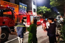 Cảnh sát giải cứu 5 người trong căn nhà cháy ở Hà Nội