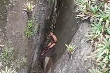 Giải cứu du khách khỏa thân bị mắc kẹt ở khe núi cao 91m