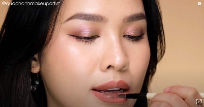 Sau đó dùng son màu &quot;mắm tôm&quot; đánh bên trong lòng môi. Ảnh: Quach Anh Makeup Artist.