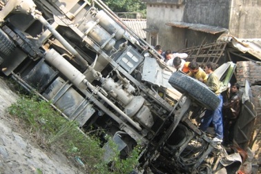 Xe tải kéo lê xế hộp, cùng lao xuống vực