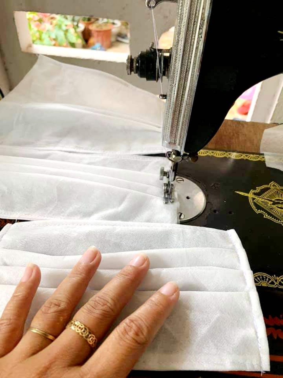 Hội chị em hàng xóm may khẩu trang ủng hộ phòng, chống dịch Covid-19 - 2