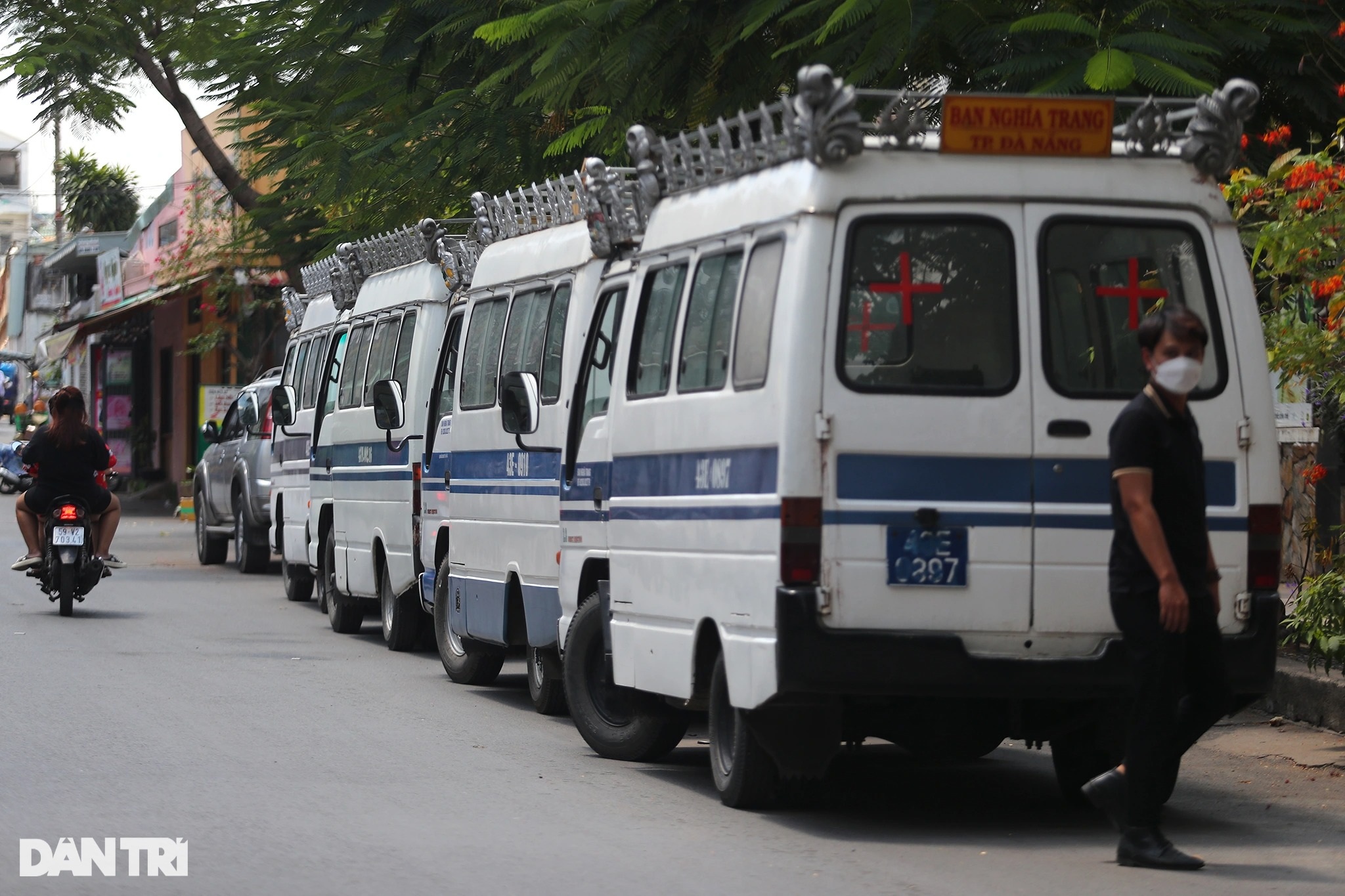3 đám tang bao trùm xóm nhỏ ở TPHCM sau vụ chìm ca nô tại Hội An - 13 3 đám tang bao trùm xóm nhỏ ở TPHCM sau vụ chìm ca nô tại Hội An - 13