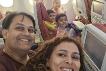 Ảnh hạnh phúc cuối cùng của gia đình bác sĩ trên chuyến bay 241 người chết