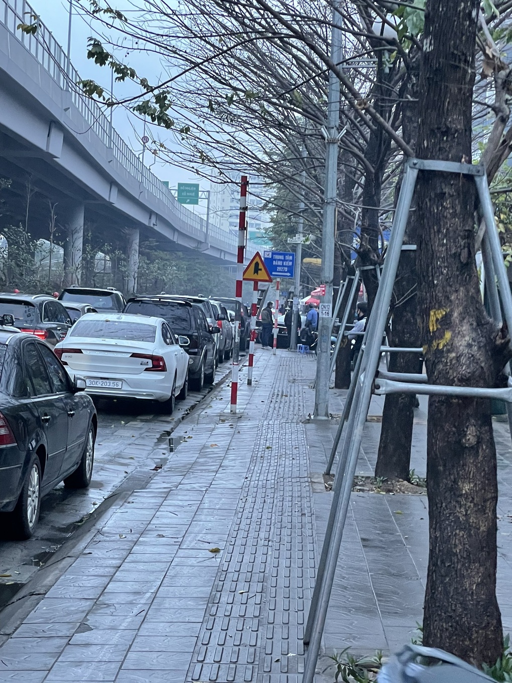 Tài xế xếp hàng xuyên đêm, có người trốn viện chờ tới lượt đăng kiểm xe - 1 Tài xế xếp hàng xuyên đêm, có người trốn viện chờ tới lượt đăng kiểm xe - 1