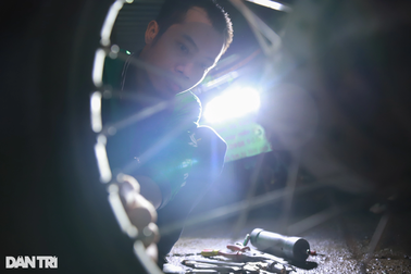 Vợ bầu sắp sinh, anh xe ôm vẫn đều đặn giúp người gặp nạn giữa đêm ở TPHCM