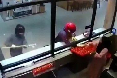 Vụ cướp tiệm vàng khó hiểu, khi nạn nhân… tiếp tay cho kẻ cướp