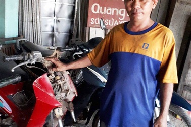 “Trâu điên” húc hỏng 3 xe máy, 2 người dân trọng thương