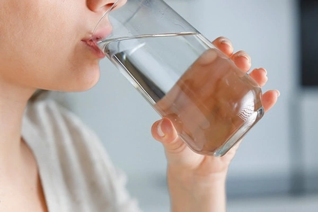 Vì sao nên uống một cốc nước ấm khi bụng đói? - 1