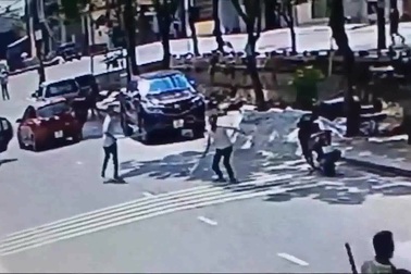 Làm rõ sự việc nhóm côn đồ mang súng, dao, kiếm đi đòi nợ