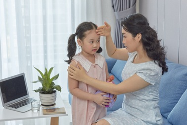Chuyên gia gỡ rối trăm điều khó của mẹ khi chăm con ốm sốt giữa dịch Covid-19