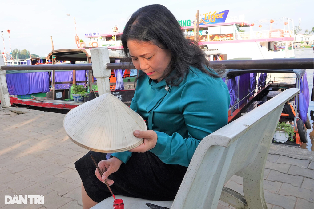 Chiêm ngưỡng chiếc nón khổng lồ lập kỷ lục Việt Nam - 3 Chiêm ngưỡng chiếc nón khổng lồ lập kỷ lục Việt Nam - 3