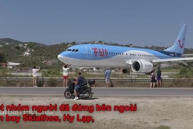 Đứng xem máy bay cất cánh, nhóm người bị động cơ phản lực thổi văng