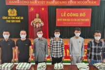 Phạm nhân đặc xá và chuyến xe về quê chưa từng có tiền lệ