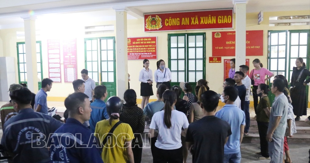 Đi cài mã định danh, người dân bất ngờ được mở tài khoản ngân hàng - 1 Đi cài mã định danh, người dân bất ngờ được mở tài khoản ngân hàng - 1