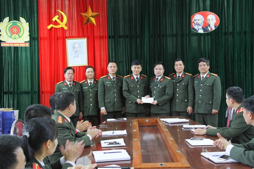Khen thưởng công an bắt giữ hơn 1 triệu chiếc khẩu trang chờ vượt biên - 1 Khen thưởng công an bắt giữ hơn 1 triệu chiếc khẩu trang chờ vượt biên - 1