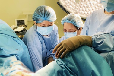 Dị dạng bẩm sinh hiếm gặp khiến bé gái 13 tuổi đau dữ dội, bụng phình to