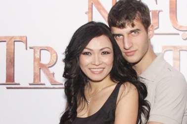 Phương Thanh tình tứ với bạn nhảy ở rạp chiếu phim