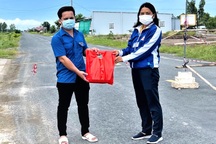 Sinh viên tình nguyện trực chốt, giúp sản phụ "mẹ tròn con vuông"