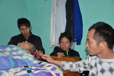 Đề nghị nâng mức trợ cấp cho gia đình người đàn ông nghèo cầu xin miếng ăn