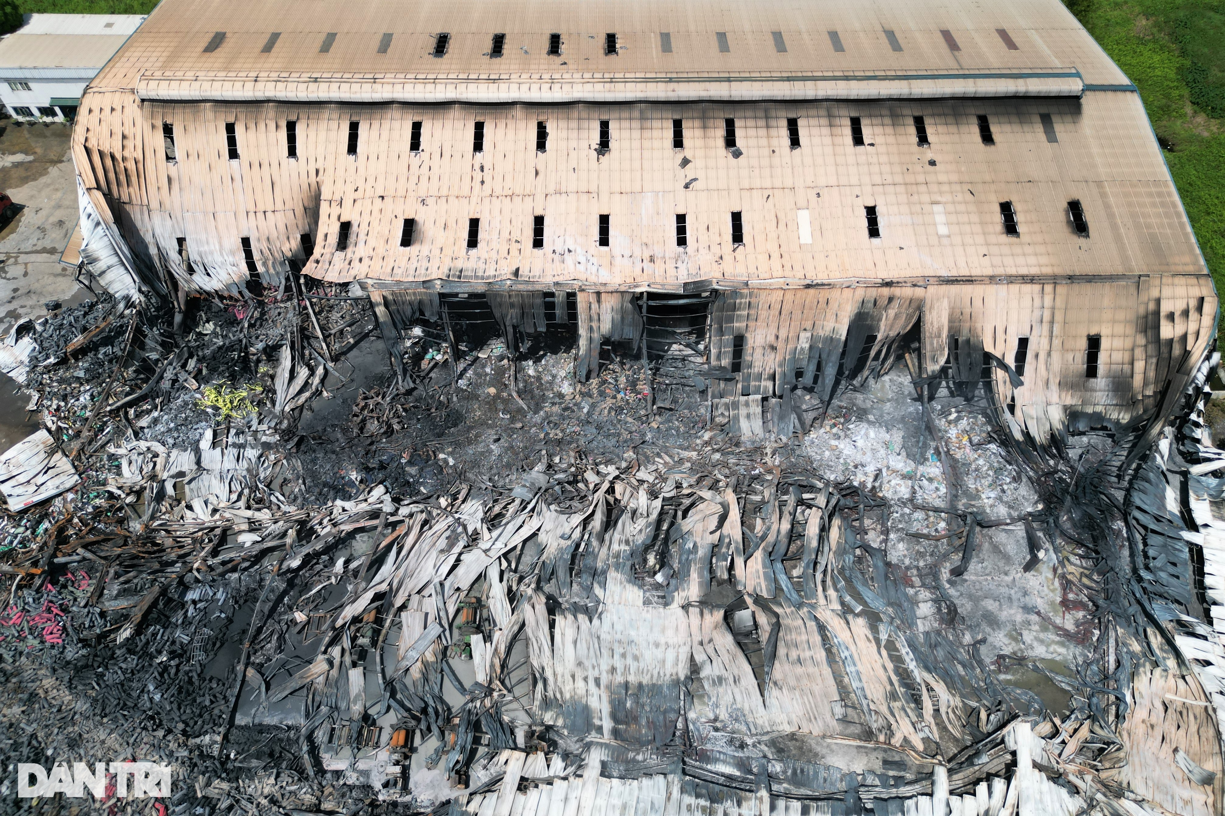 View - Tan hoang nhà xưởng rộng cả nghìn m2 bị "bà hỏa" thiêu rụi | Báo Dân trí