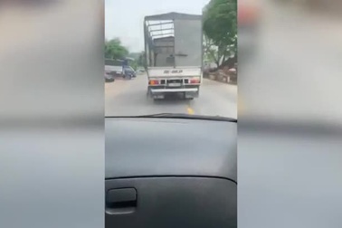 Bất chấp xe cấp cứu hú còi, tài xế xe tải vẫn chèn ép không cho vượt