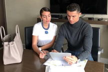 C.Ronaldo bất ngờ khoe thành tích đầu tư... làm tóc cùng bạn gái