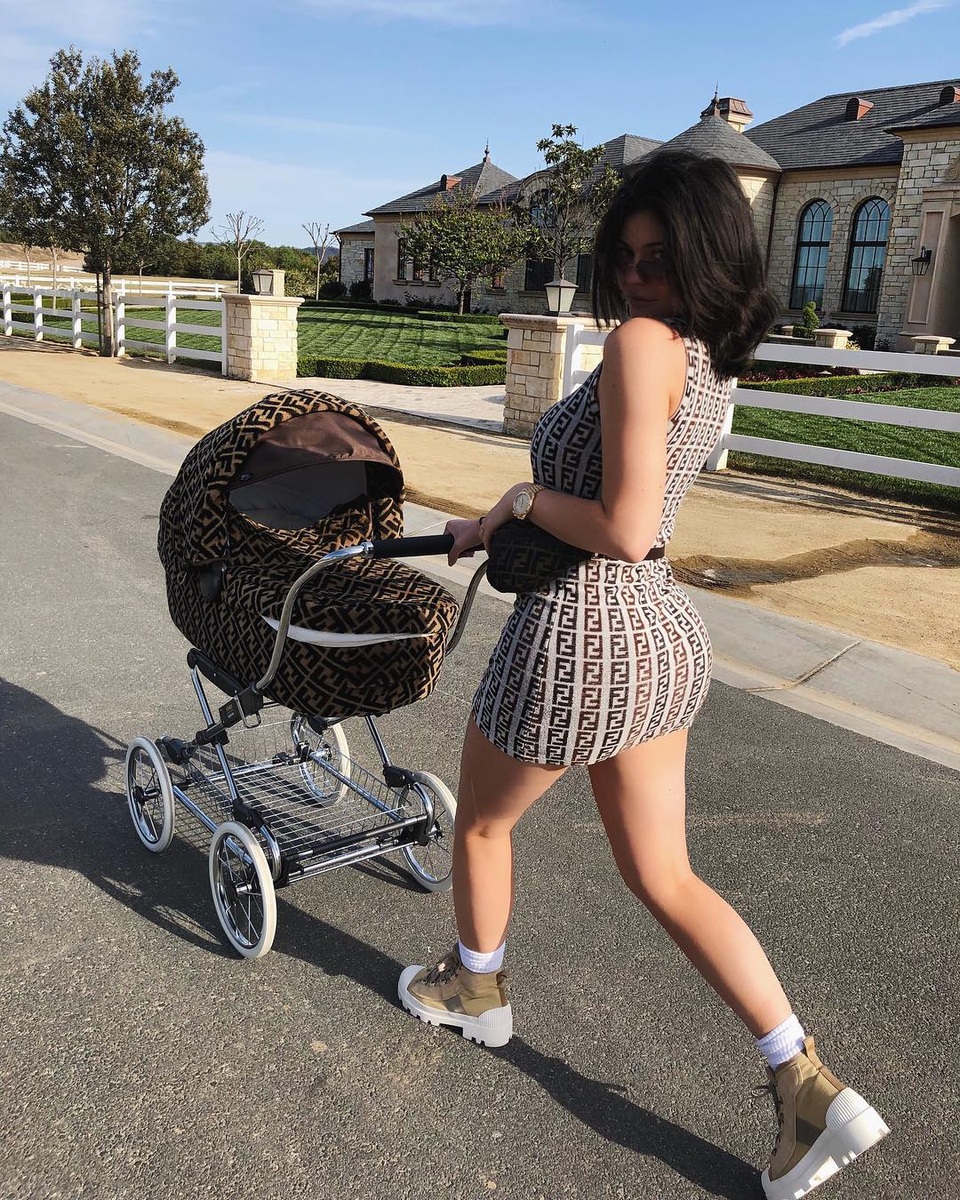 Tranh cãi chuyện Kylie Jenner mua ba lô gần 300 triệu đồng cho con nhỏ - 7 Tranh cãi chuyện Kylie Jenner mua ba lô gần 300 triệu đồng cho con nhỏ - 7