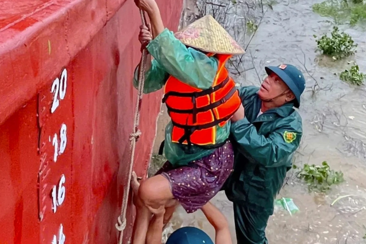 Giải cứu 5 ngư dân mắc kẹt giữa sông trong thời điểm bão Kajiki đổ bộ - 2