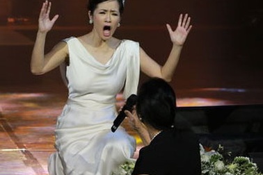 Hồng Nhung chắp tay “vái lạy” khán giả nữ vì hát quá hay