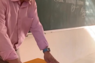 Thầy giáo lì xì Tết cho học sinh