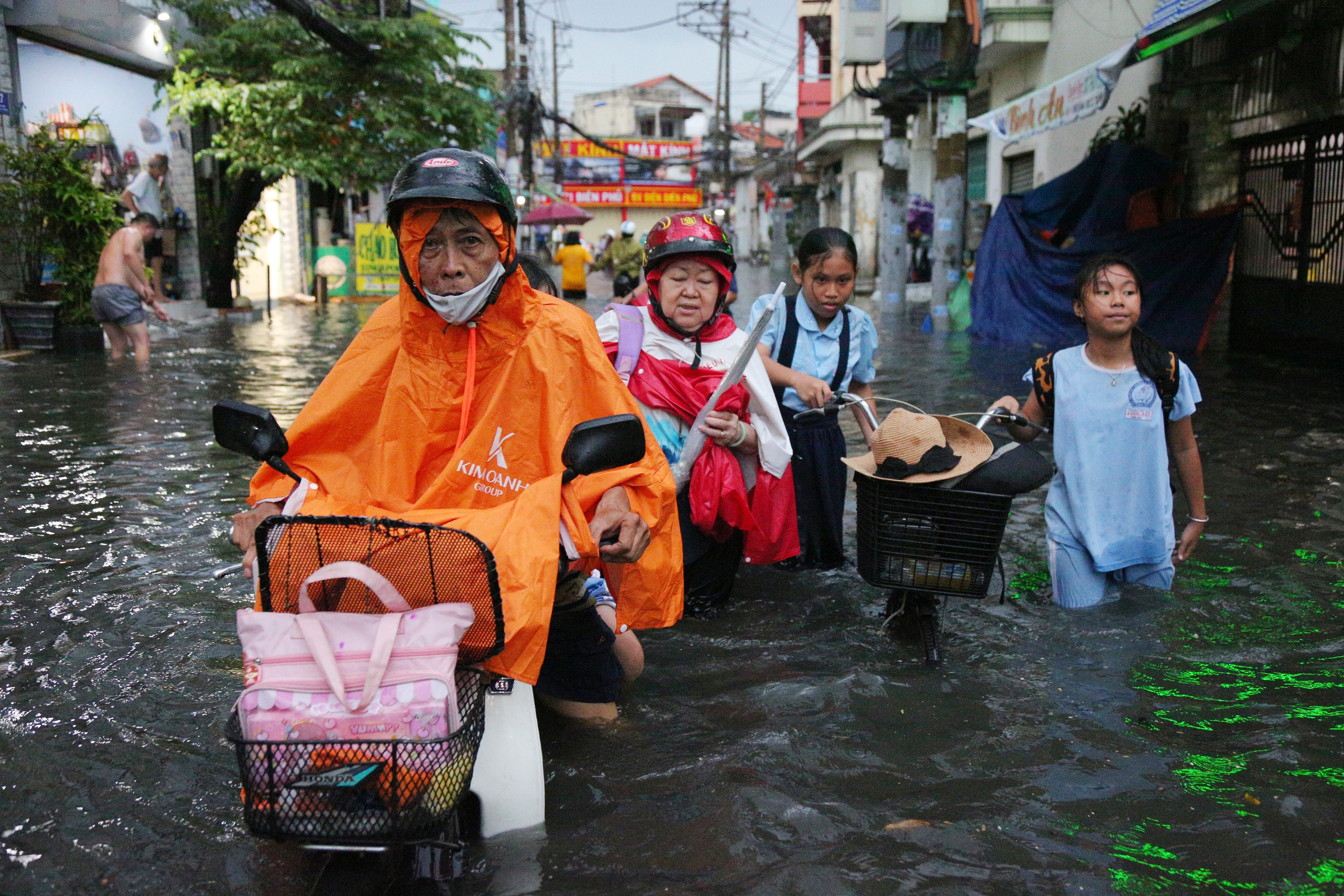 View - Mới đầu mùa mưa, người dân TPHCM đã khổ vì ngập | Báo Dân trí