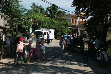 Mang quan tài tới nhà hung thủ đòi công lý