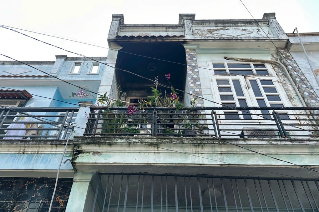 Cháy nhà trong hẻm ở TPHCM, bé gái 8 tuổi tử vong - 1