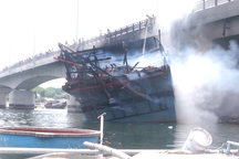 Vụ cháy tàu chứa 25.000 lít dầu: Cầu trăm tỷ bị "nung" suốt nhiều giờ