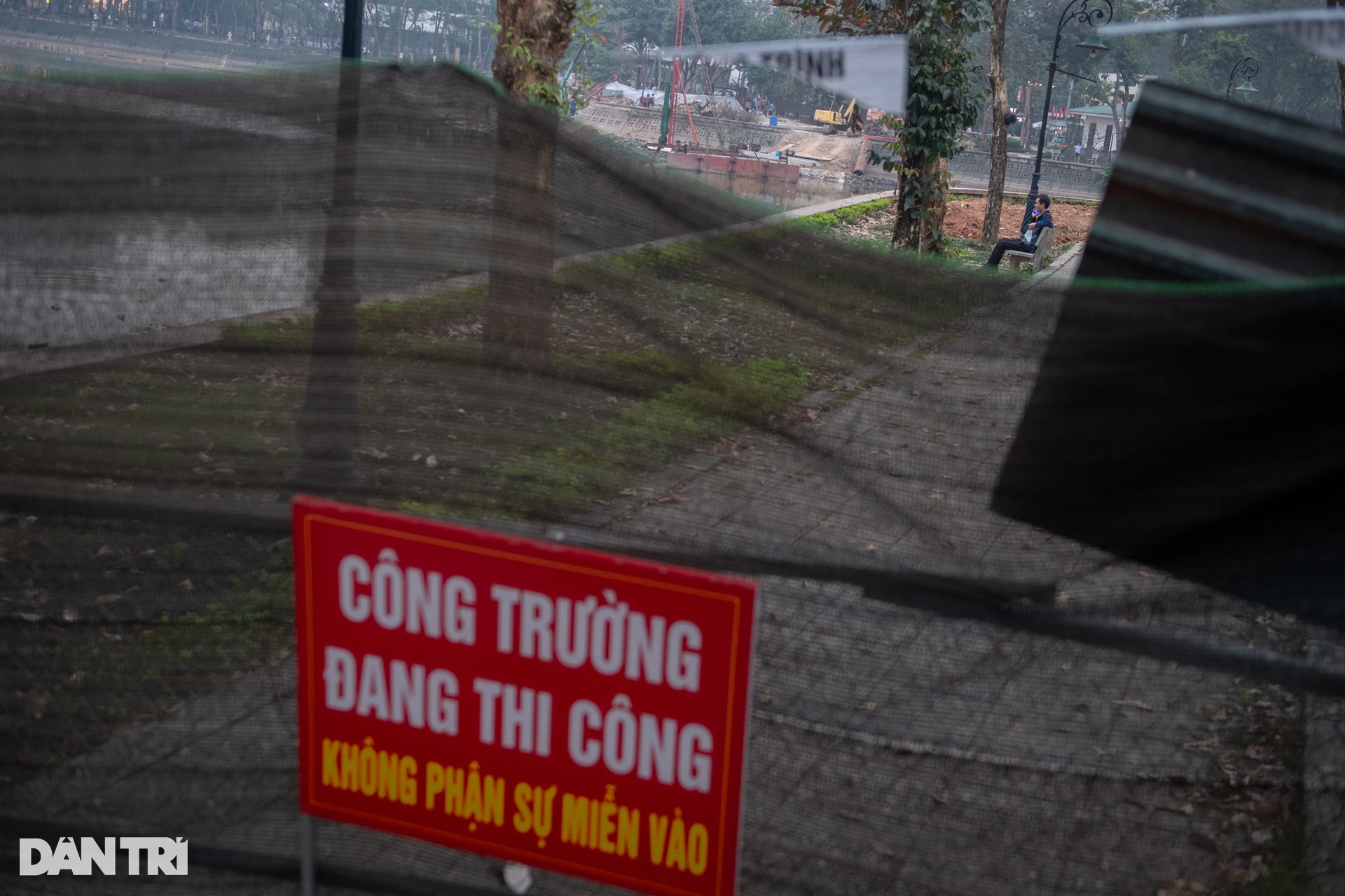 Người dân xé rào chắn, trèo tường vào công viên đang cải tạo ở Hà Nội - 12 Người dân xé rào chắn, trèo tường vào công viên đang cải tạo ở Hà Nội - 12