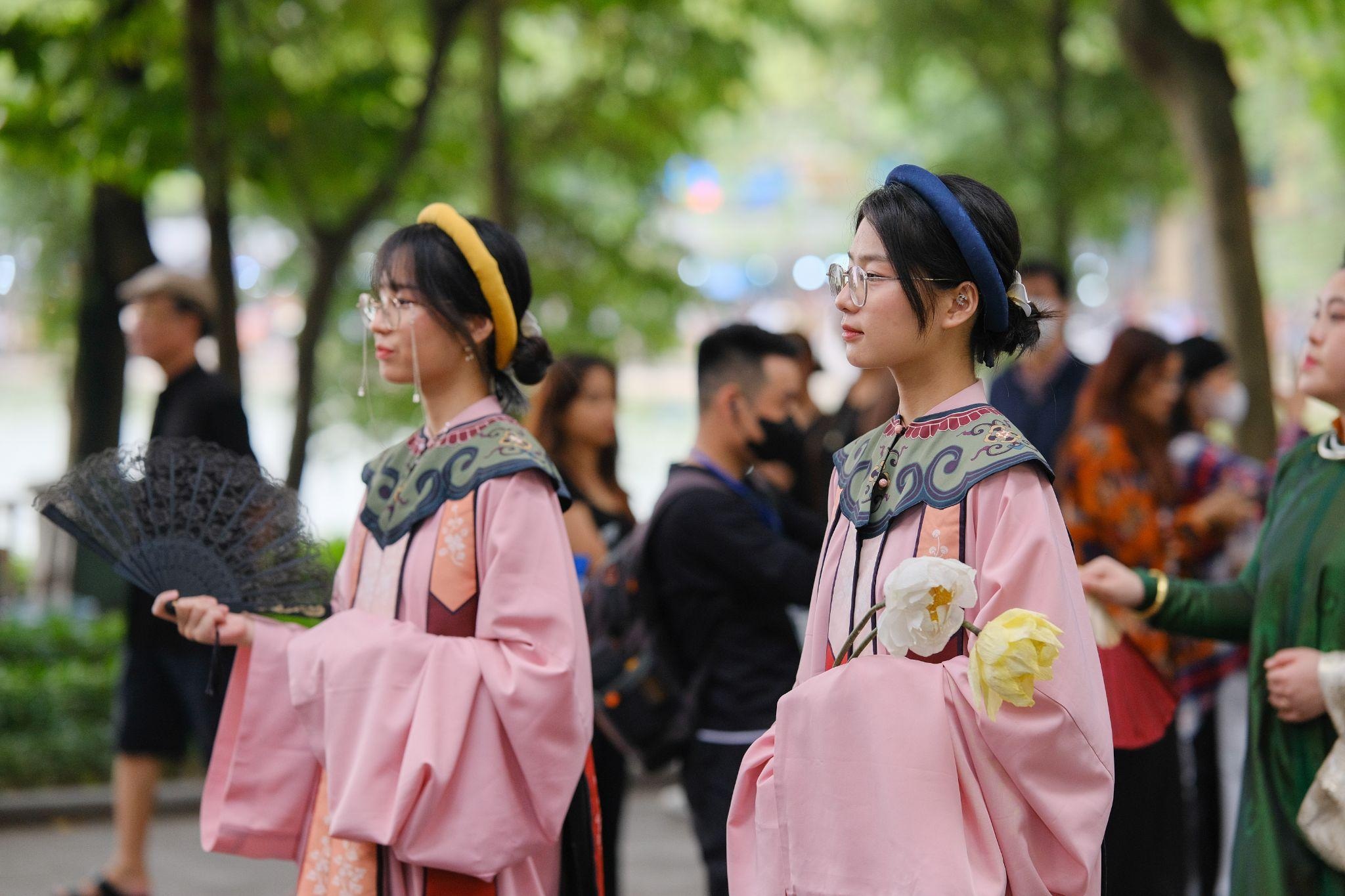 Hơn 100 người mặc cổ phục Việt diễu hành trên phố đi bộ Hồ Gươm - 10