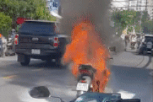 Xe máy bốc cháy ngùn ngụt trên đường ở TPHCM