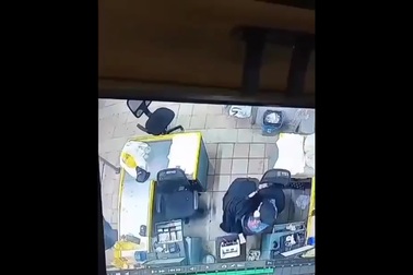 Khoảnh khắc máy nhắn tin bất ngờ phát nổ khiến nhiều người hoảng loạn