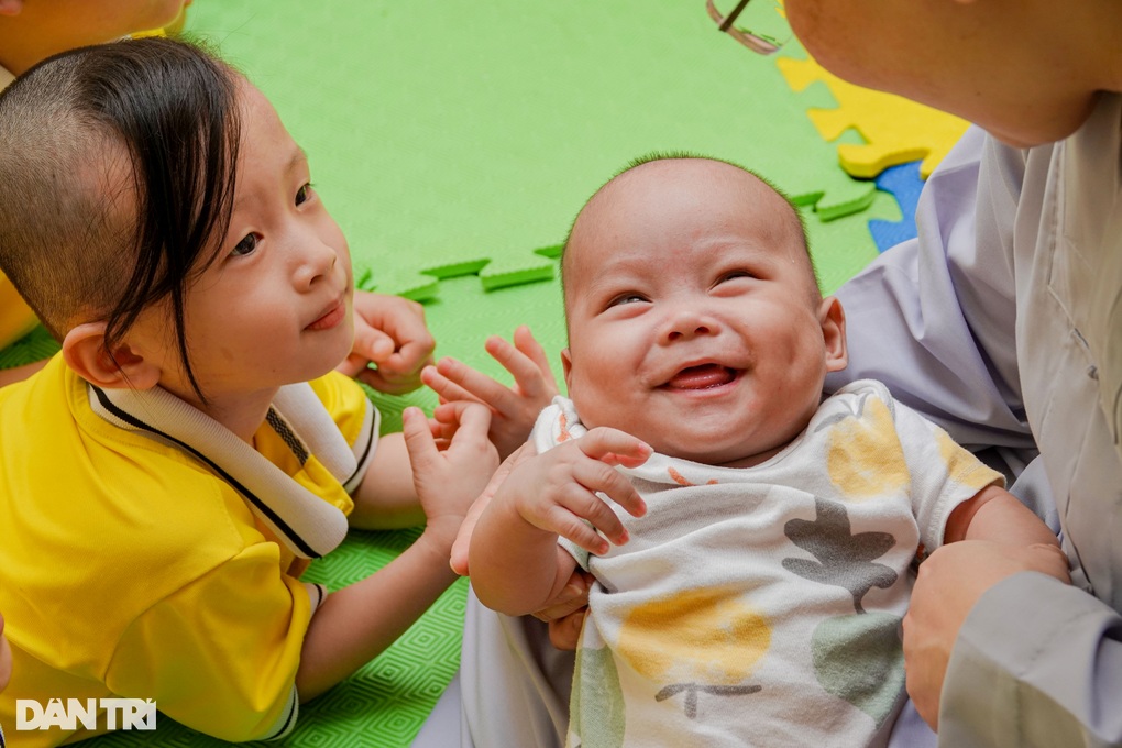 Sản phụ bị ruồng bỏ trong căn nhà hoang và bàn tay chìa ra nơi lầm lỡ - 2 Sản phụ bị ruồng bỏ trong căn nhà hoang và bàn tay chìa ra nơi lầm lỡ - 2
