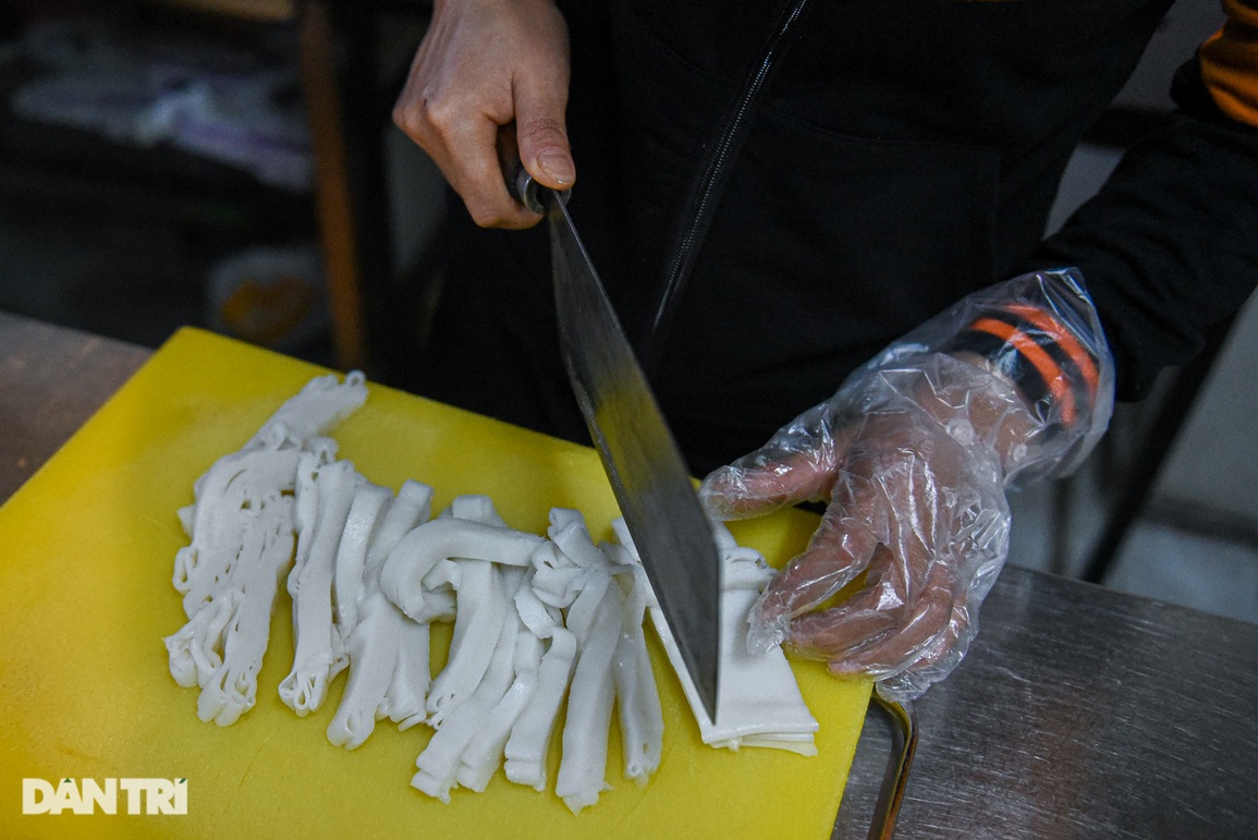 Quán phở tự tráng của người Mông giữa lòng Hà Nội, ngày bán hết vèo 500 bát - 4 Quán phở tự tráng của người Mông giữa lòng Hà Nội, ngày bán hết vèo 500 bát - 4