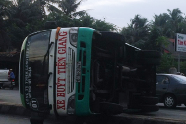 Xe buýt lật nhào, hành khách đập kính thoát thân