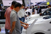 Ô tô cuối năm, các hãng đua nhau bán xe kiểu "mua bia kèm lạc"