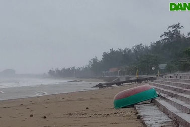 Ngư dân vùng biển Nghệ An đối phó với bão số 2