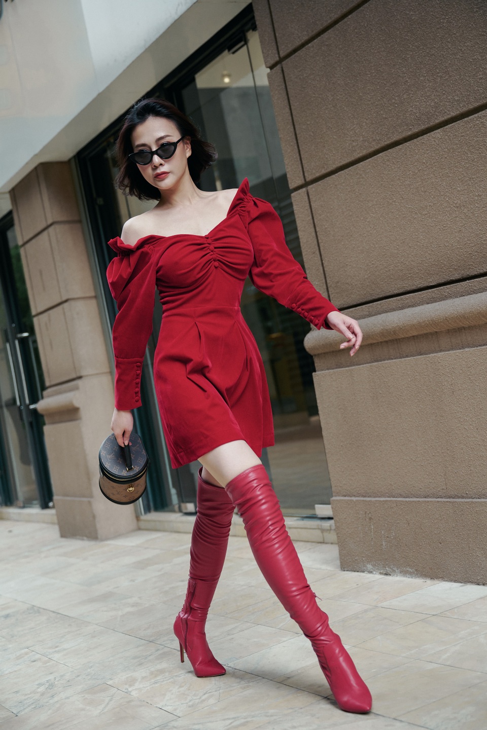 Phương Oanh “Quỳnh búp bê” ngày càng sang chảnh, dát đầy hàng hiệu - 7 Phương Oanh “Quỳnh búp bê” ngày càng sang chảnh, dát đầy hàng hiệu - 7