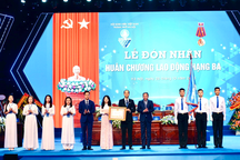 Hội Sinh viên Việt Nam TP Hà Nội đón nhận Huân chương Lao động hạng Ba
