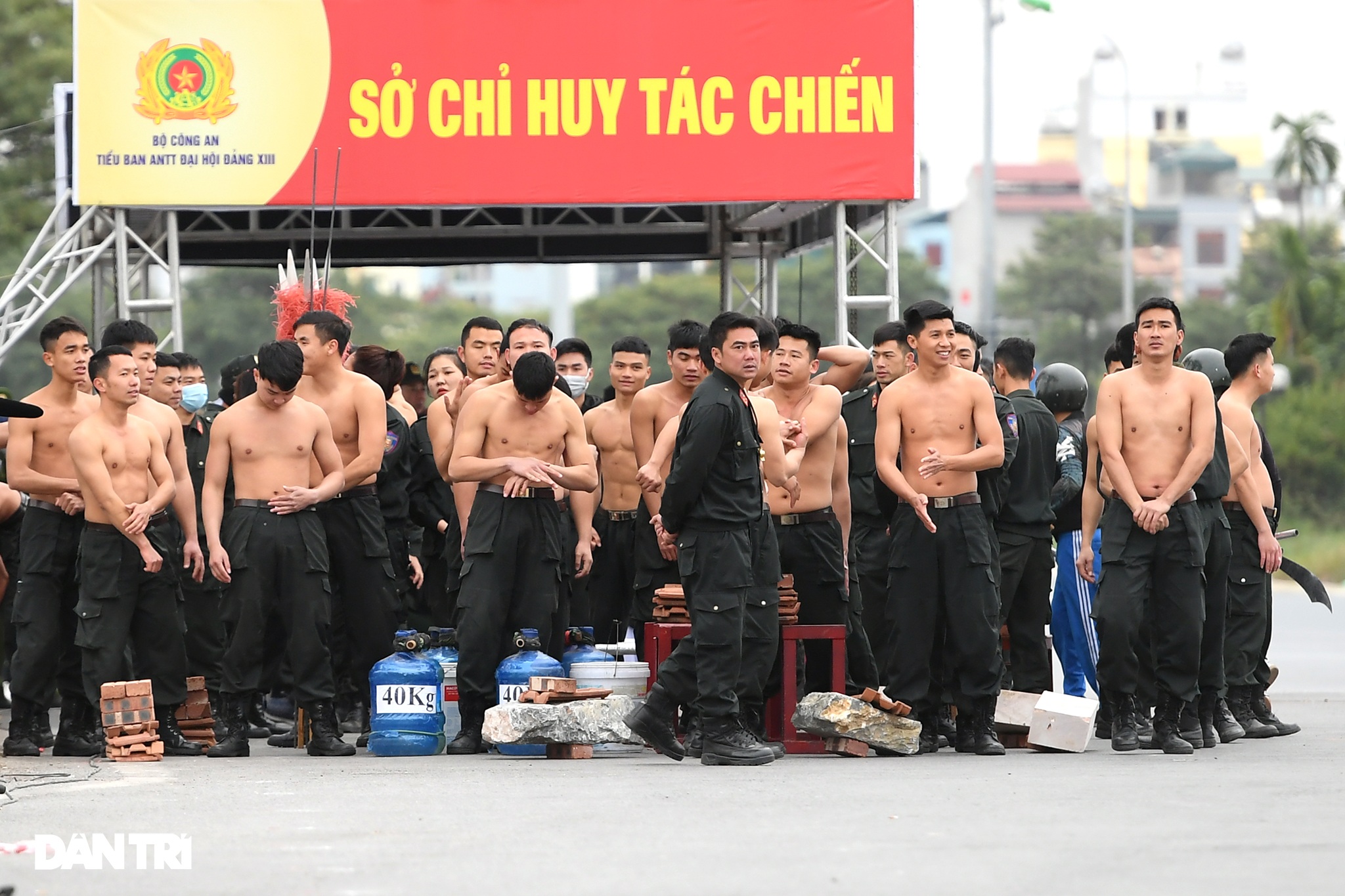 Cảnh sát đặc nhiệm biểu diễn khí công điêu luyện giữa thời tiết giá lạnh - 1 Cảnh sát đặc nhiệm biểu diễn khí công điêu luyện giữa thời tiết giá lạnh - 1