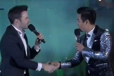 Nguyên Khang hạnh phúc bắt tay trưởng nhóm Westlife mừng năm mới tại Việt Nam