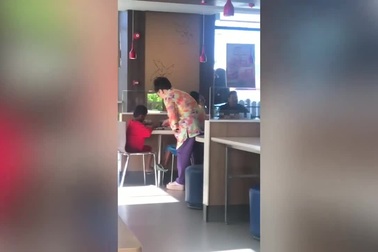 Người phụ nữ tốt bụng mua thức ăn cho 2 đứa trẻ ăn xin