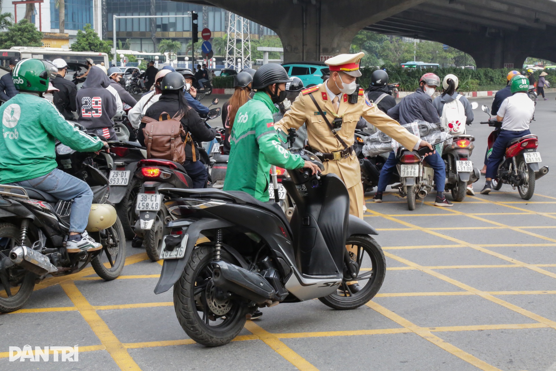 Bị xử phạt lỗi che biển số, tài xế phân trần: Ai che chứ tôi không biết - 2